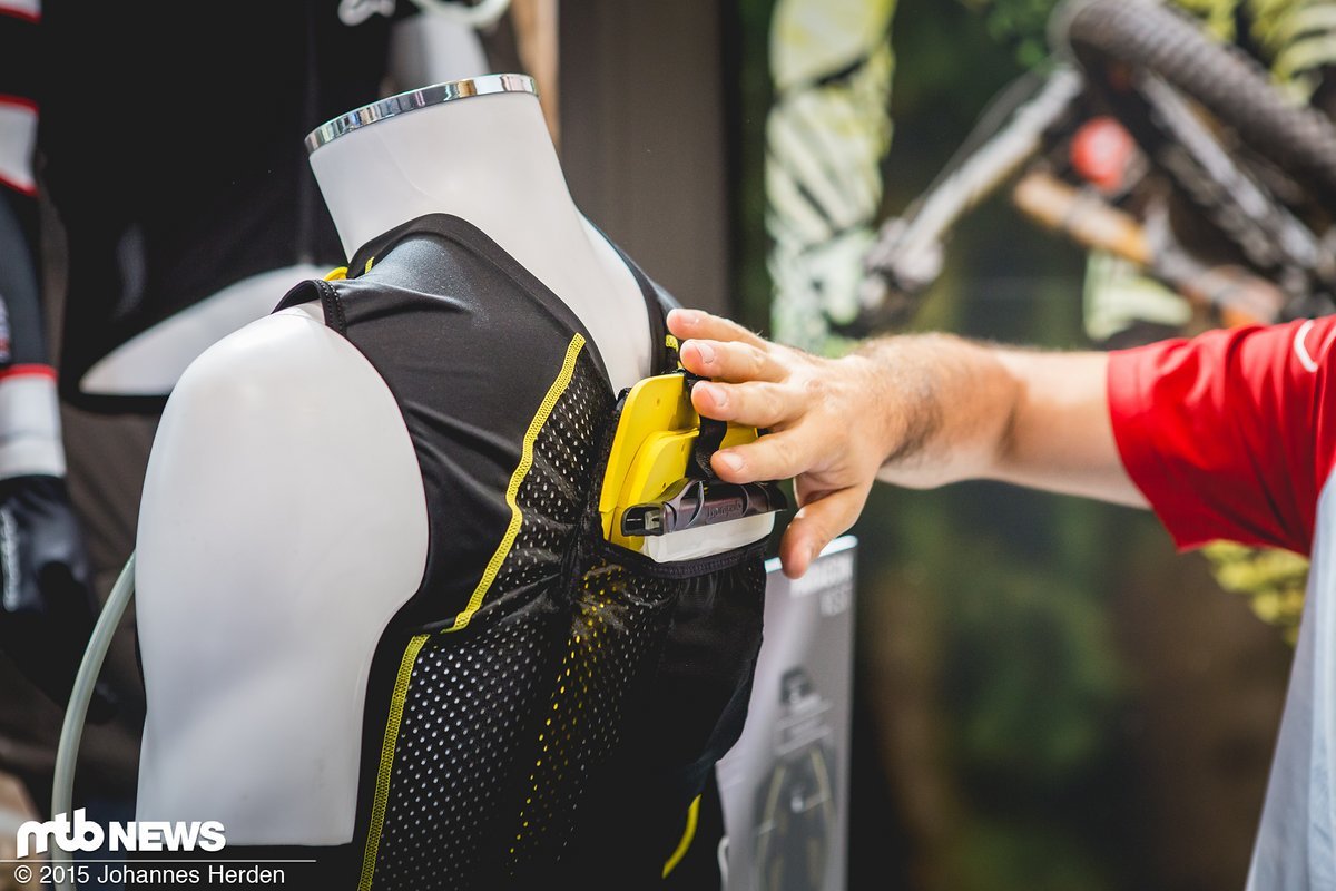 Per Strap bleibt die Trinkblase oben - so bleibt das System einigermaßen flach und kann unter dem Trikot getragen werden Per Strap bleibt die Trinkblase oben - so bleibt das System einigermaßen flach und kann unter dem Trikot getragen werden