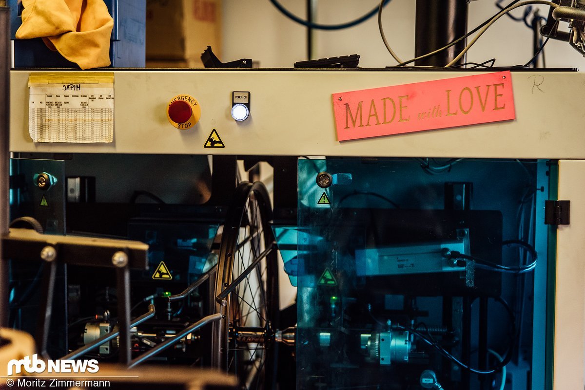 Mit viel Handarbeit und auch maschineller Unterstützung entstehen die Laufräder bei Tune Mit viel Handarbeit und auch maschineller Unterstützung entstehen die Laufräder bei Tune