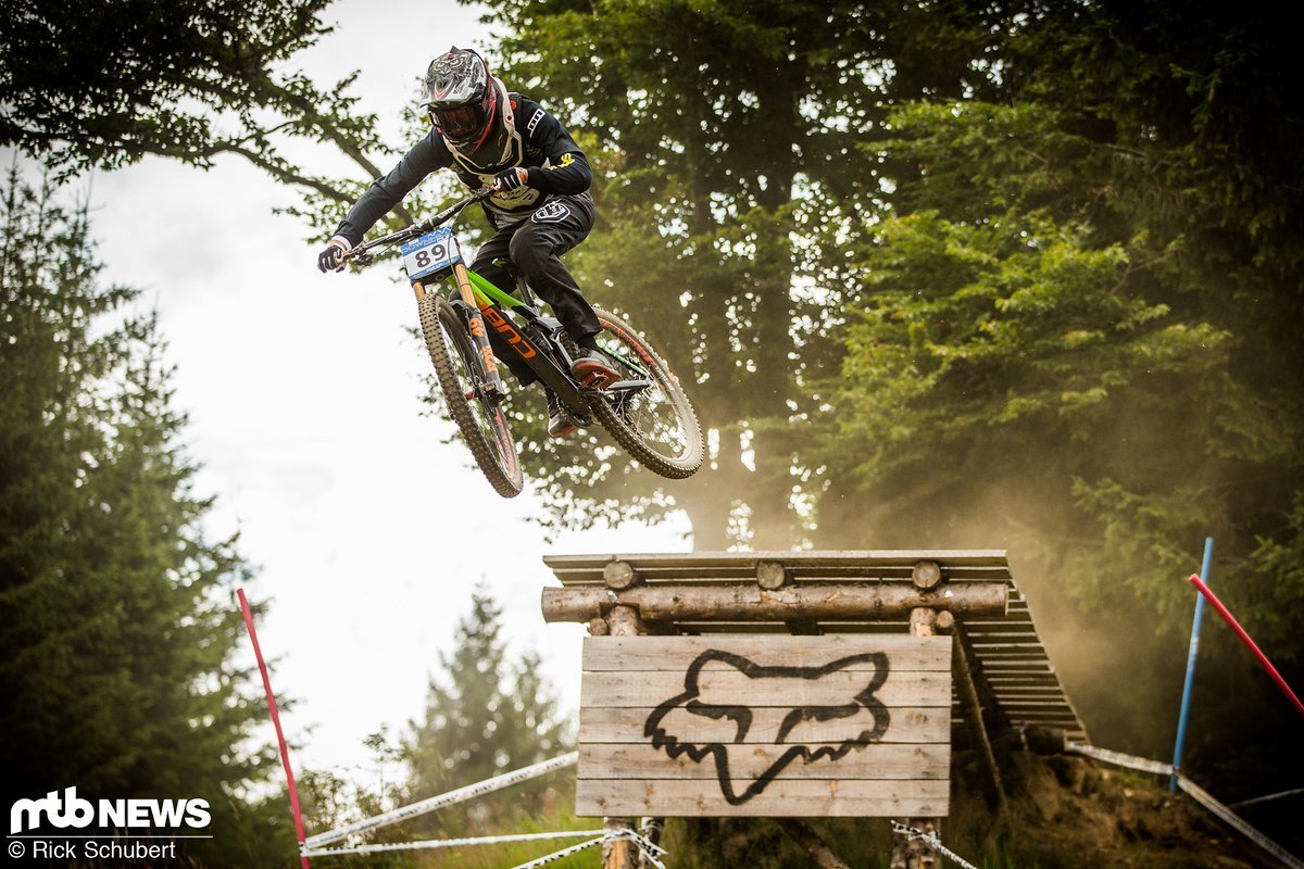 Wir haben die 27,5" und 29" Variante des Cube Two15 aktuell im Vergleichstest und fahren damit im Verlauf einer Saison verschiedene europäische Downhill-Rennen Wir haben die 27,5" und 29" Variante des Cube Two15 aktuell im Vergleichstest und fahren damit im Verlauf einer Saison verschiedene europäische Downhill-Rennen