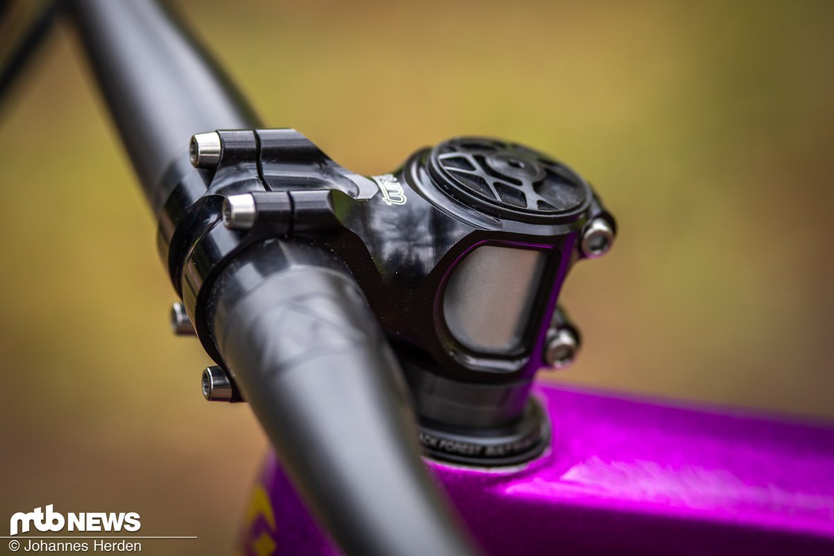 Ein für ein XC-Bike durchaus kurzer Vorbau wird mit einem Spacer und 740 mm breiten Bikeahead-Lenker kombiniert. Ein für ein XC-Bike durchaus kurzer Vorbau wird mit einem Spacer und 740 mm breiten Bikeahead-Lenker kombiniert.