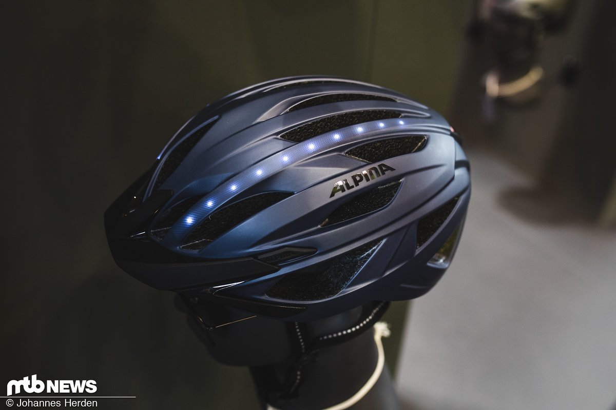 Der Alpina Haga LED-Helm soll dank integrierten LEDs für eine gute Sichtbarkeit im Straßenverkehr sorgen. Der Alpina Haga LED-Helm soll dank integrierten LEDs für eine gute Sichtbarkeit im Straßenverkehr sorgen.