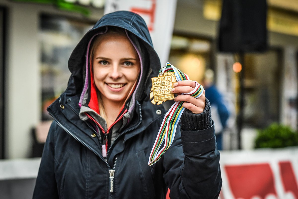 Geschafft: Im Ziel warten für alle Finisher gelaserte "World Games of Mountainbiking" Medaillen Geschafft: Im Ziel warten für alle Finisher gelaserte "World Games of Mountainbiking" Medaillen