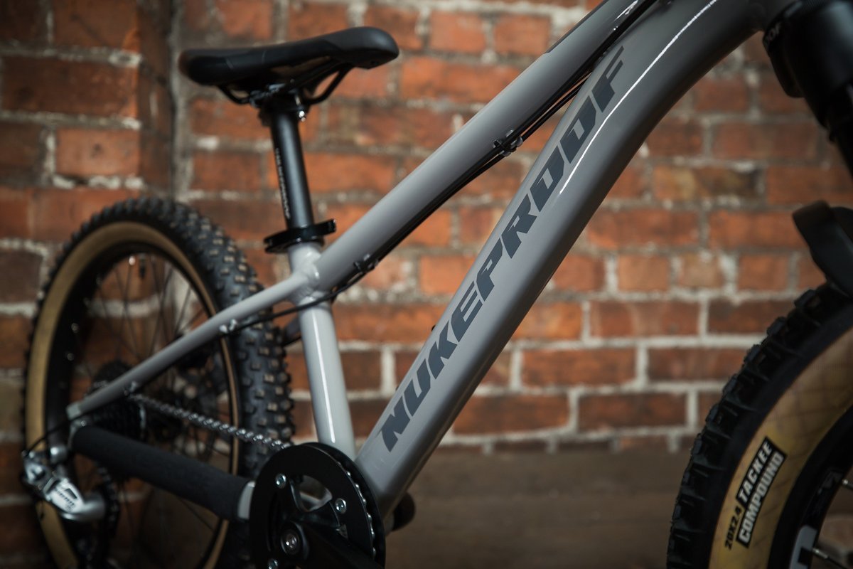 Für ein Kinderbike liest sich die Geometrie des Nukeproof Cub Scouts relativ modern Für ein Kinderbike liest sich die Geometrie des Nukeproof Cub Scouts relativ modern