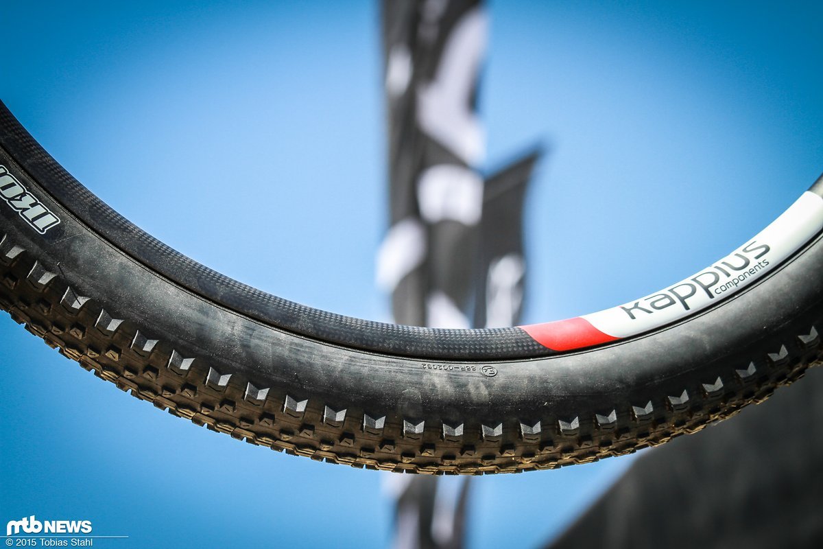 Die aus Carbon gefertigte Felge hat eine Außenbreite von 46 mm (40 mm innen) und soll schlanke 450 g auf die Waage bringen Die aus Carbon gefertigte Felge hat eine Außenbreite von 46 mm (40 mm innen) und soll schlanke 450 g auf die Waage bringen