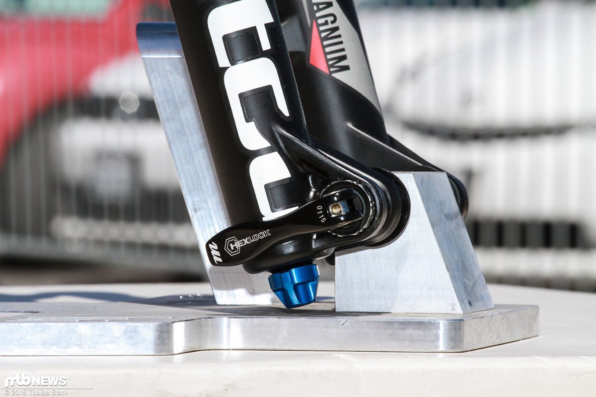 Die QR15 HEXLOCK Steckachse ist eine Eigenentwicklung von Manitou, die in diesem Prinzip schon seit vielen Generationen von Manitou Gabeln verbaut wird Die QR15 HEXLOCK Steckachse ist eine Eigenentwicklung von Manitou, die in diesem Prinzip schon seit vielen Generationen von Manitou Gabeln verbaut wird