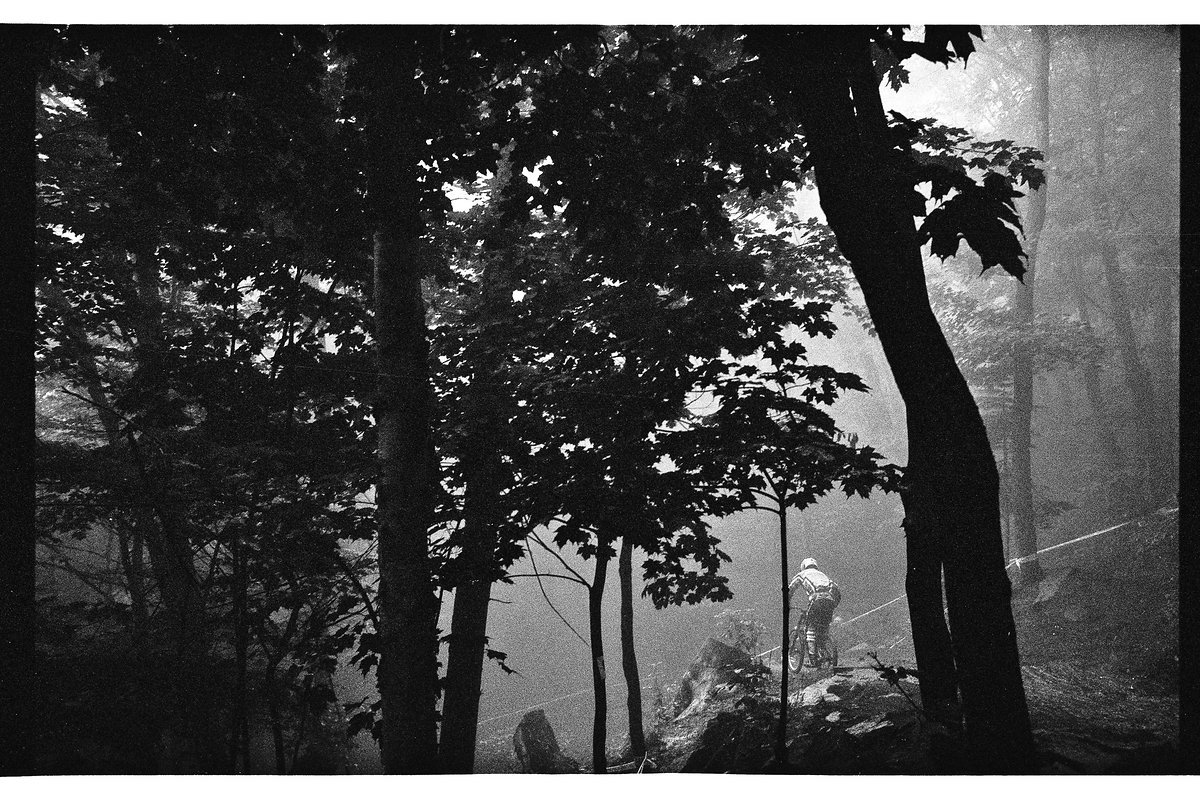 2011, DH WC Mont Sainte Anne. Im dunklen Wald bei Regen ohne Blitz fotografiert. Es funktionierte nur, weil der Nebel eine helle Wand bildete. 2011, DH WC Mont Sainte Anne. Im dunklen Wald bei Regen ohne Blitz fotografiert. Es funktionierte nur, weil der Nebel eine helle Wand bildete.