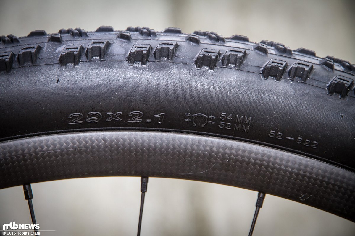 Maxxis gibt eine Breite von 54 mm an den Außenstollen an, die der Reifen auf einer breiten Felge auch erreicht Maxxis gibt eine Breite von 54 mm an den Außenstollen an, die der Reifen auf einer breiten Felge auch erreicht