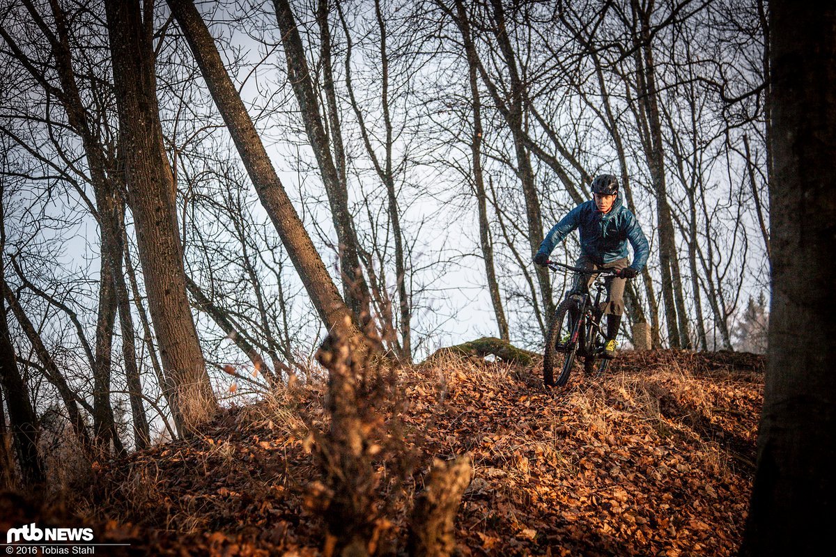 Uns persönlich hat das Ibis Mojo 3 mit den schmaleren Reifen besser gefallen Uns persönlich hat das Ibis Mojo 3 mit den schmaleren Reifen besser gefallen