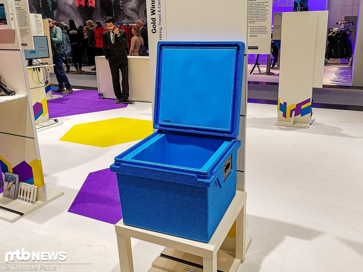 Thermoskanne in groß: Die Qool-Box soll dank Vakuumisolationspaneelen in allen Wänden (Seiten, Boden, Deckel) eine herausragende Leistung erbringen. Thermoskanne in groß: Die Qool-Box soll dank Vakuumisolationspaneelen in allen Wänden (Seiten, Boden, Deckel) eine herausragende Leistung erbringen.