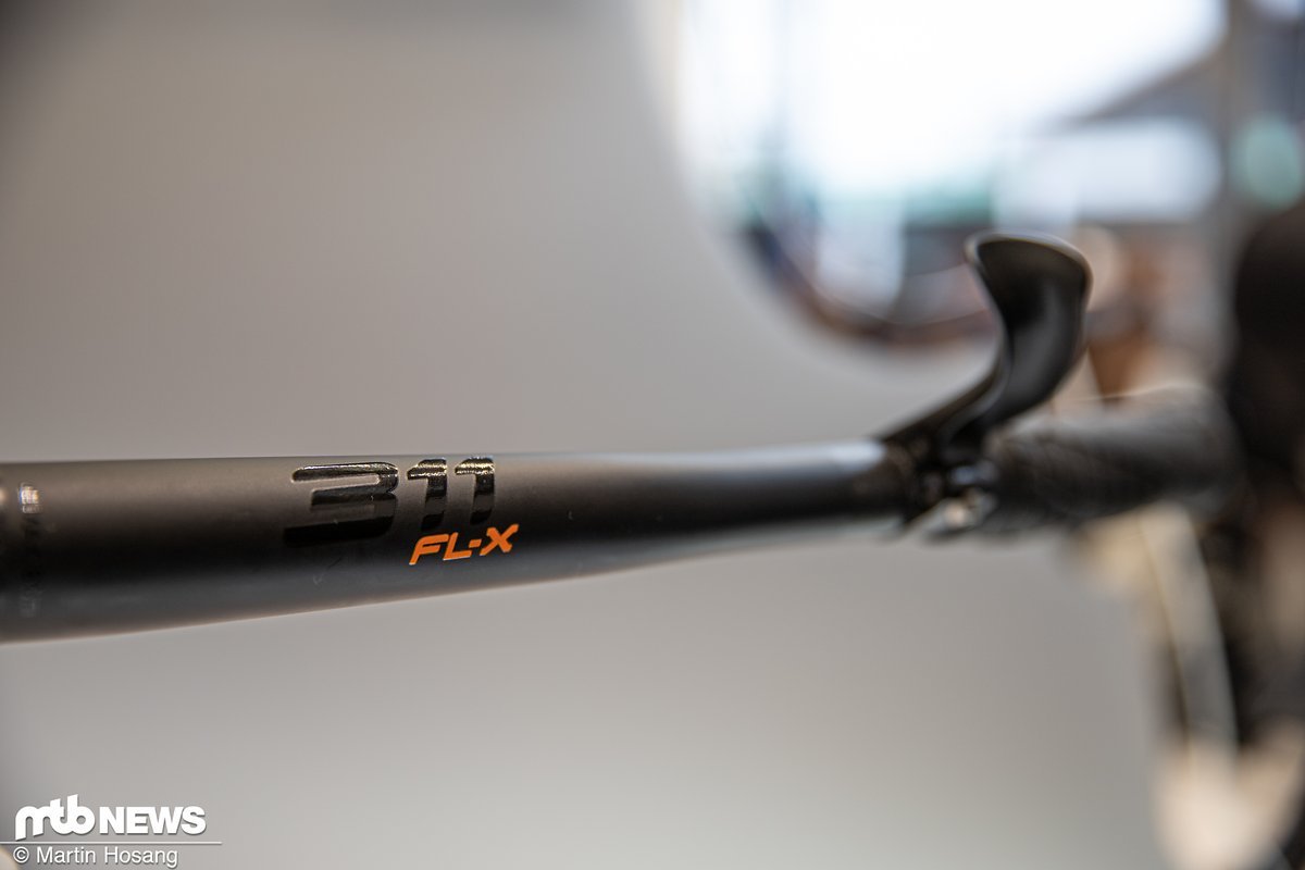 Der Sqlab 311 FL-X-Lenker soll die auf den Fahrer wirkende Belastung deutlich reduzieren und bis zu 30 % mehr Flex bieten als herkömmliche Lenker. Der Sqlab 311 FL-X-Lenker soll die auf den Fahrer wirkende Belastung deutlich reduzieren und bis zu 30 % mehr Flex bieten als herkömmliche Lenker.