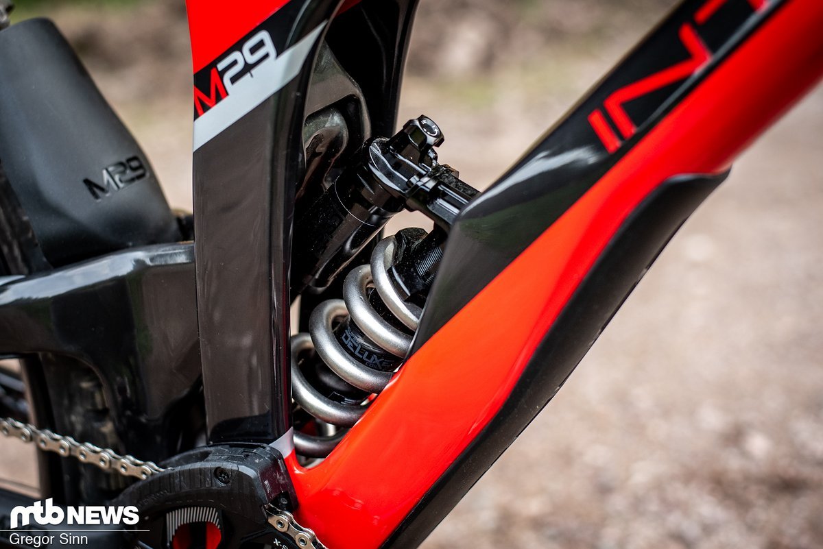 Am Heck werkelt ein RockShox Super Deluxe-Stahlfederdämpfer Am Heck werkelt ein RockShox Super Deluxe-Stahlfederdämpfer