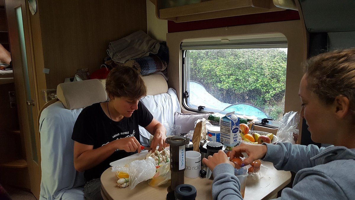Noga und ich versuchen gute Gäste zu sein und uns für die Gastfreundschaft im Camper erkenntlich zu zeigen! Noga und ich versuchen gute Gäste zu sein und uns für die Gastfreundschaft im Camper erkenntlich zu zeigen!