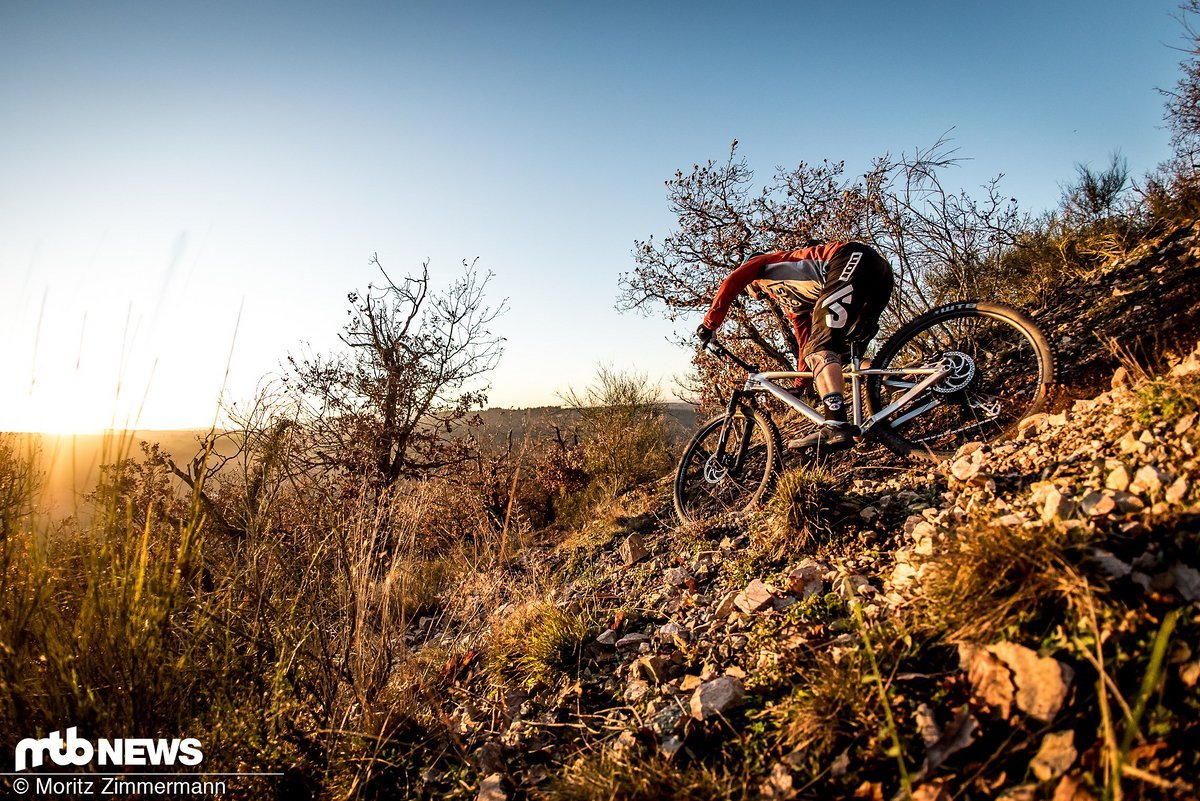 Neigt sich der Trail gen Tal, ist das Alutech CheapTrick voll in seinem Element Neigt sich der Trail gen Tal, ist das Alutech CheapTrick voll in seinem Element