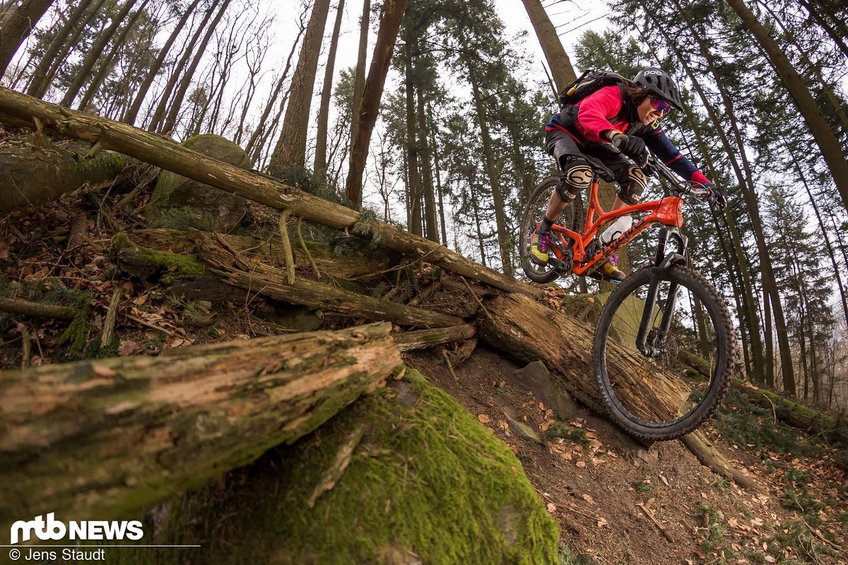 Während das Rad auf moderaten Trails viel Sicherheit vermittelt, sollte man in gröberen Gelände genau wissen, was man tut Während das Rad auf moderaten Trails viel Sicherheit vermittelt, sollte man in gröberen Gelände genau wissen, was man tut