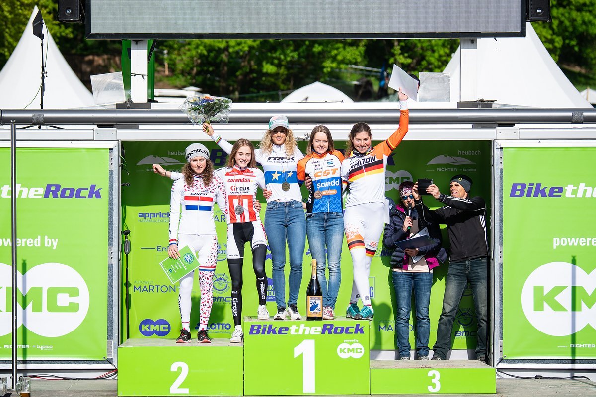 Das Podium der Damen: Neben Ronja Eibl überzeugte auch die deutsche Meisterin der Elite Elisabeth Brandau (rechts auf dem Podium) als Fünftplatzierte Das Podium der Damen: Neben Ronja Eibl überzeugte auch die deutsche Meisterin der Elite Elisabeth Brandau (rechts auf dem Podium) als Fünftplatzierte