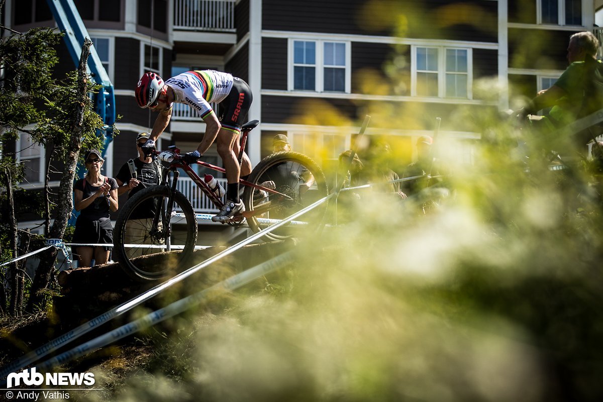 Nino Schurter fuhr nach einem Defekt zurück an die Spitze, musste sich am Ende aber von seinem Teamkollegen Lars Forster geschlagen geben Nino Schurter fuhr nach einem Defekt zurück an die Spitze, musste sich am Ende aber von seinem Teamkollegen Lars Forster geschlagen geben