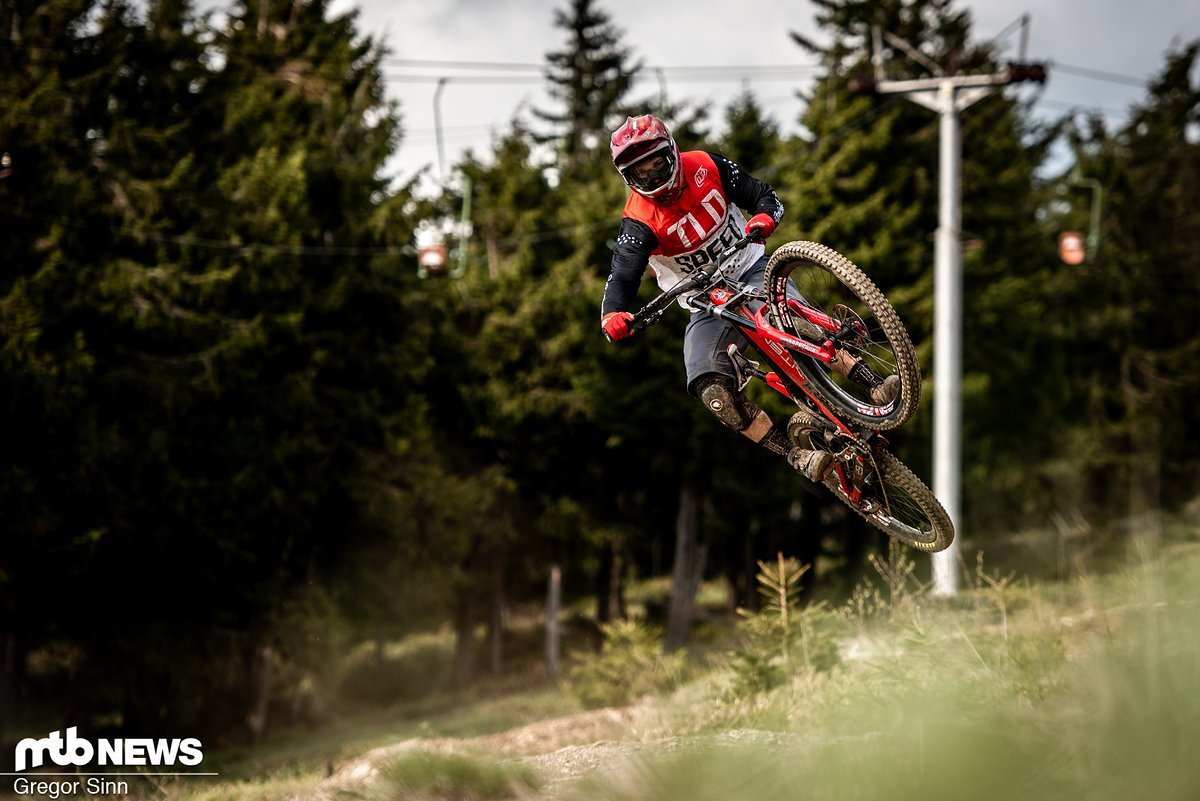 Moderne 29" Boliden versprechen Höchstgeschwindigkeiten auf ruppigen Downhill-Pisten Moderne 29" Boliden versprechen Höchstgeschwindigkeiten auf ruppigen Downhill-Pisten