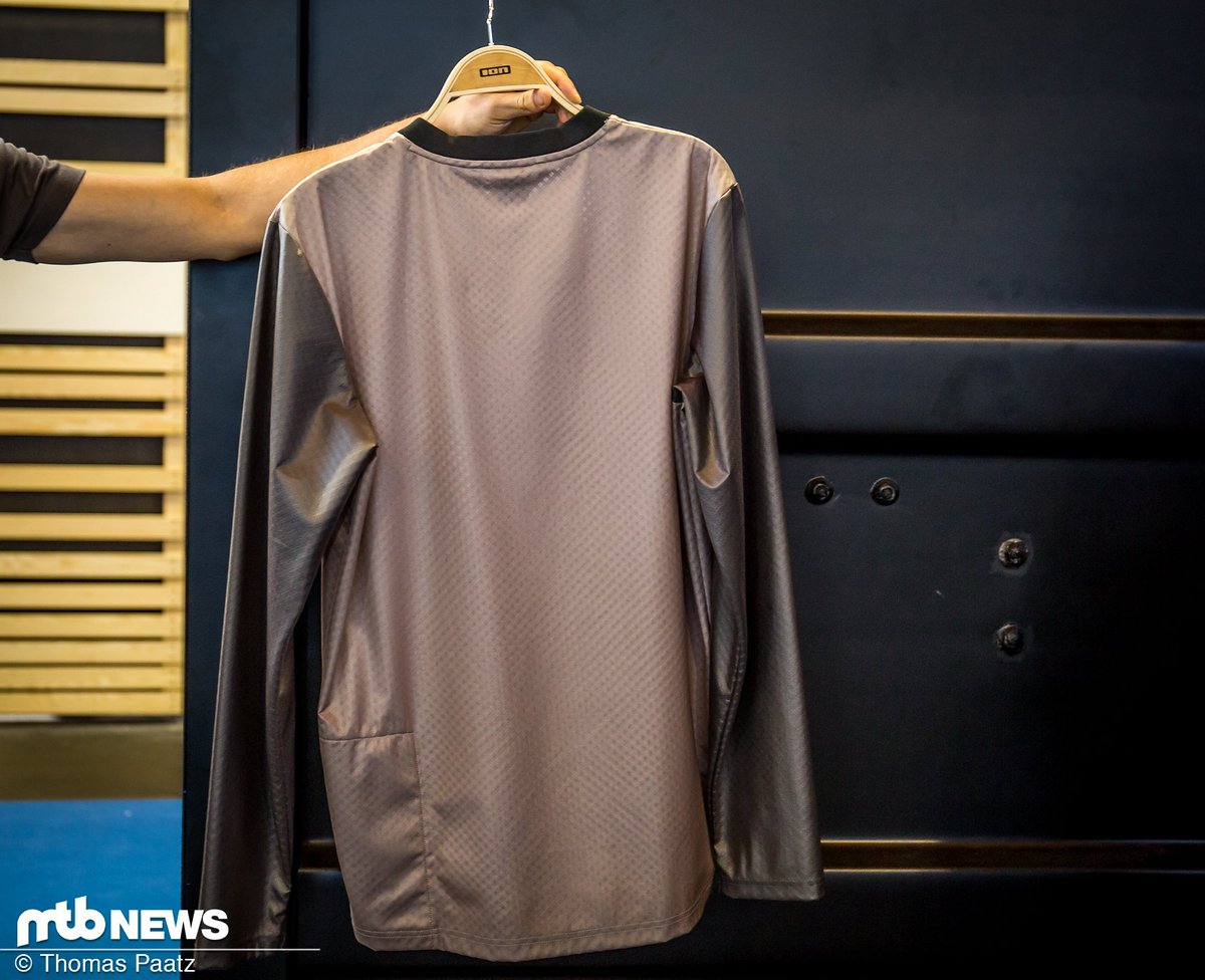 Stetch-Material und eine Tasche für Kleinteile machen das Trikot zu einem idealen Begleiter im Bikepark. Stetch-Material und eine Tasche für Kleinteile machen das Trikot zu einem idealen Begleiter im Bikepark.