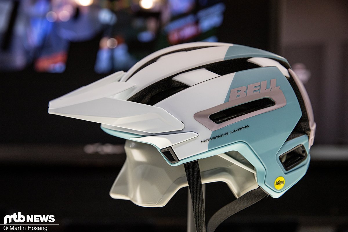 Der Bell Super Air ist bis auf den im Lieferumfang fehlenden Kinnbügel absolut identisch mit den Super Air R-Integralhelm Der Bell Super Air ist bis auf den im Lieferumfang fehlenden Kinnbügel absolut identisch mit den Super Air R-Integralhelm