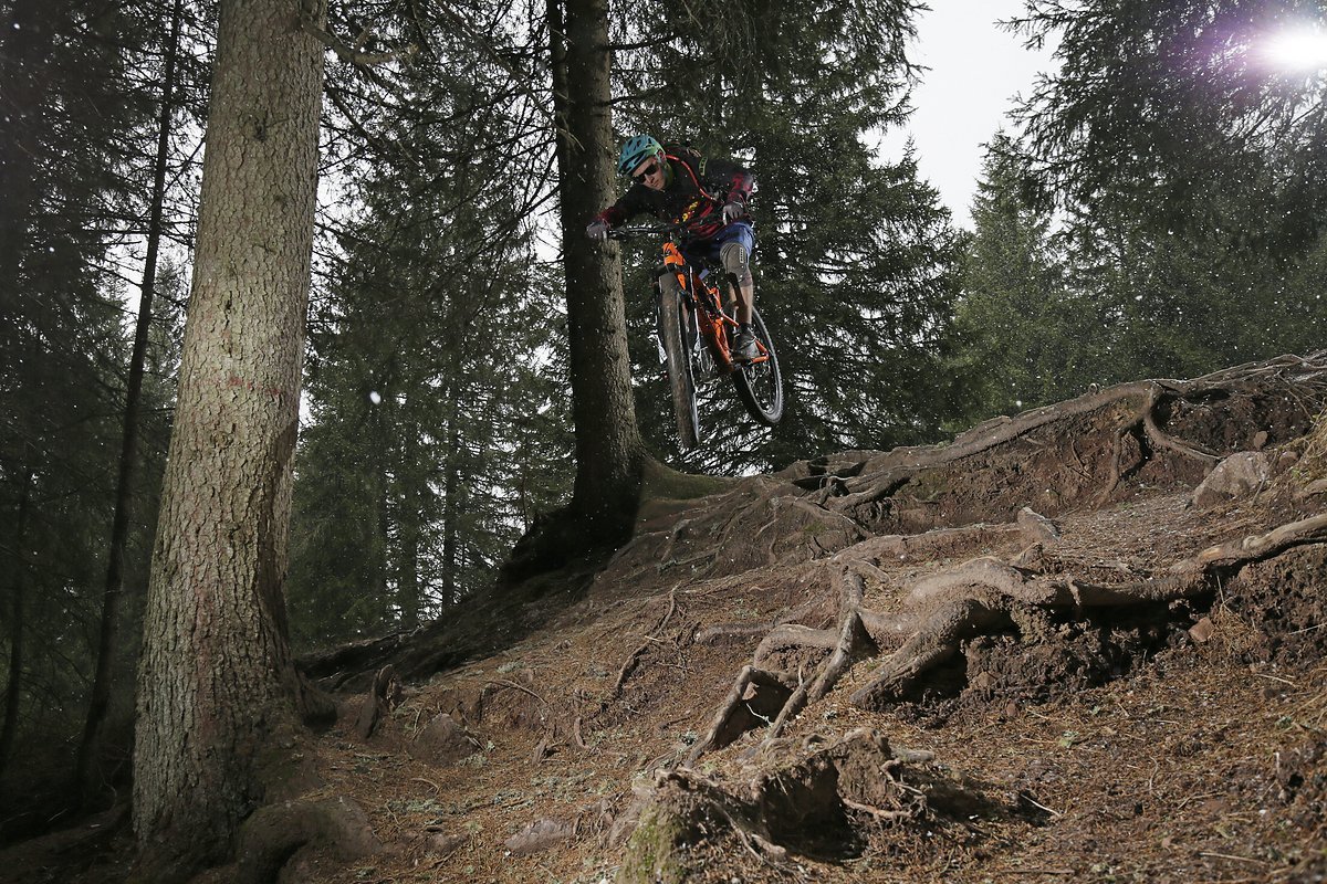 Das verspielte Bike lädt zu Sprungeinlagen ein und nasse Wurzeln verlieren ihren Schrecken Das verspielte Bike lädt zu Sprungeinlagen ein und nasse Wurzeln verlieren ihren Schrecken