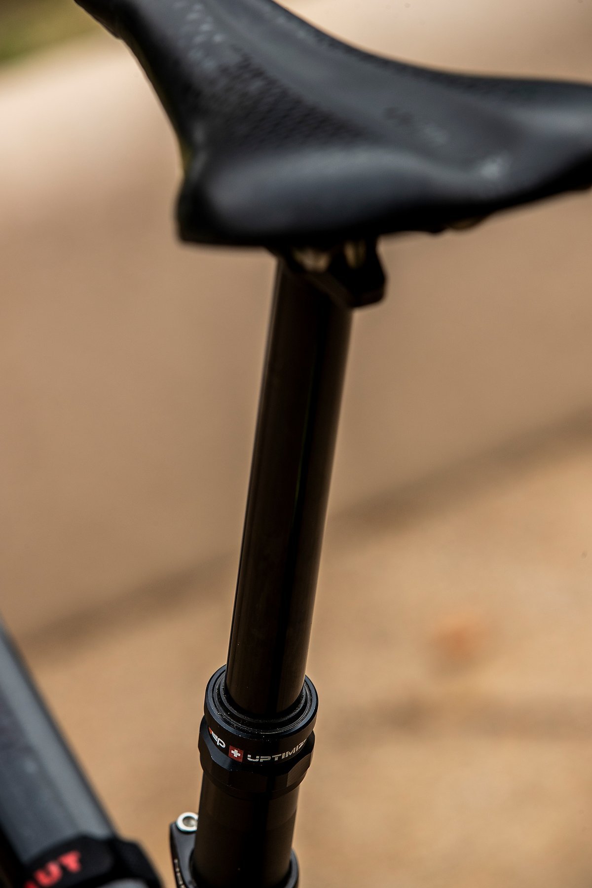 Die YEP Uptimizer Custom 185 mm Varuiostütze bietet den grossen Mädels mit den langen Beinen viel Platz auf dem Bike Die YEP Uptimizer Custom 185 mm Varuiostütze bietet den grossen Mädels mit den langen Beinen viel Platz auf dem Bike