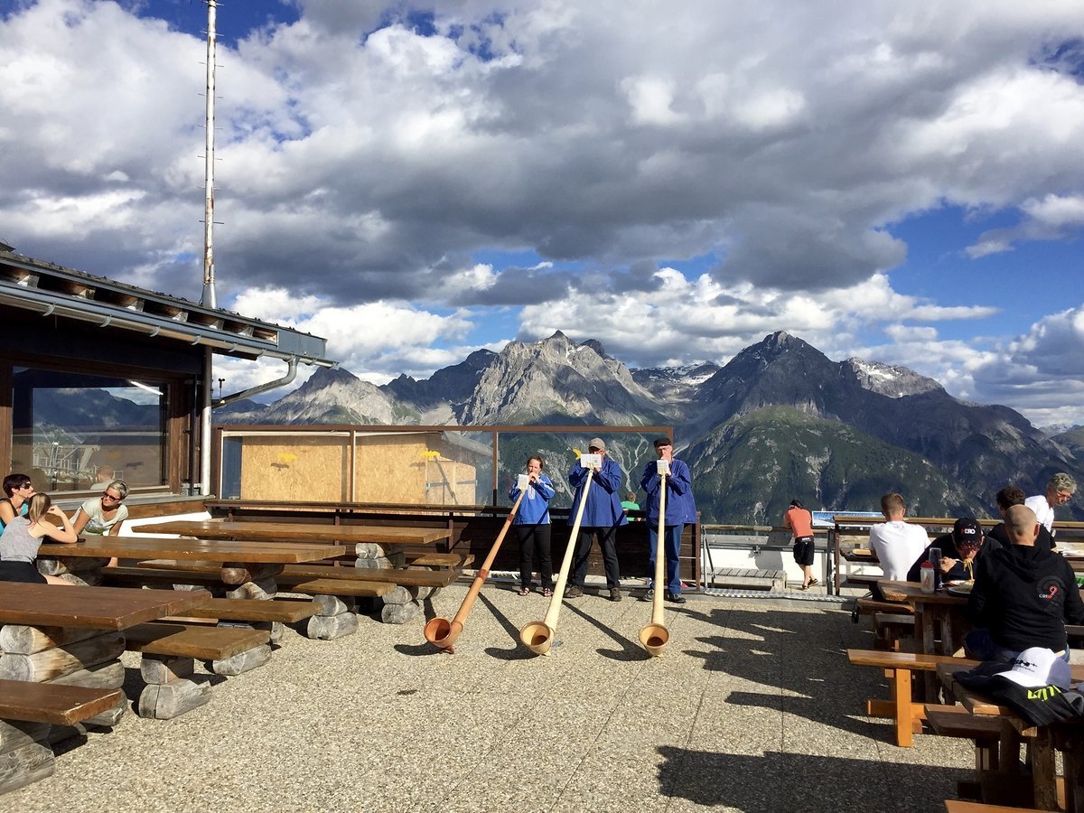 Alphornbläser lassen keinen Zweifel aufkommen: wir befinden uns in der Schweiz, Scuol in Graubünden. Alphornbläser lassen keinen Zweifel aufkommen: wir befinden uns in der Schweiz, Scuol in Graubünden.