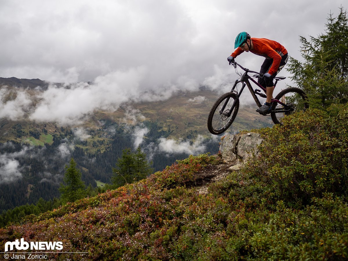 Wer am liebsten in Bikeparks und hartem Gelände unterwegs ist, wird mit dem Canyon Torque einen treuen Begleiter finden. Wer am liebsten in Bikeparks und hartem Gelände unterwegs ist, wird mit dem Canyon Torque einen treuen Begleiter finden.