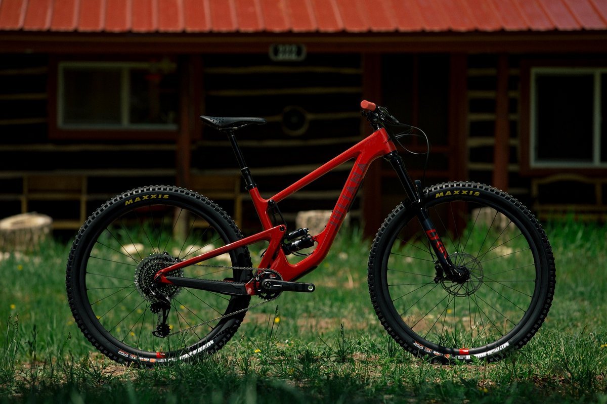 Das Juliana Maverick ist die Frauen-Variante des Santa Cruz Hightowers. Bis auf die Lackierung und das Dämpfertune gibt es jedoch keinen Unterschied zwischen den beiden Bikes Das Juliana Maverick ist die Frauen-Variante des Santa Cruz Hightowers. Bis auf die Lackierung und das Dämpfertune gibt es jedoch keinen Unterschied zwischen den beiden Bikes