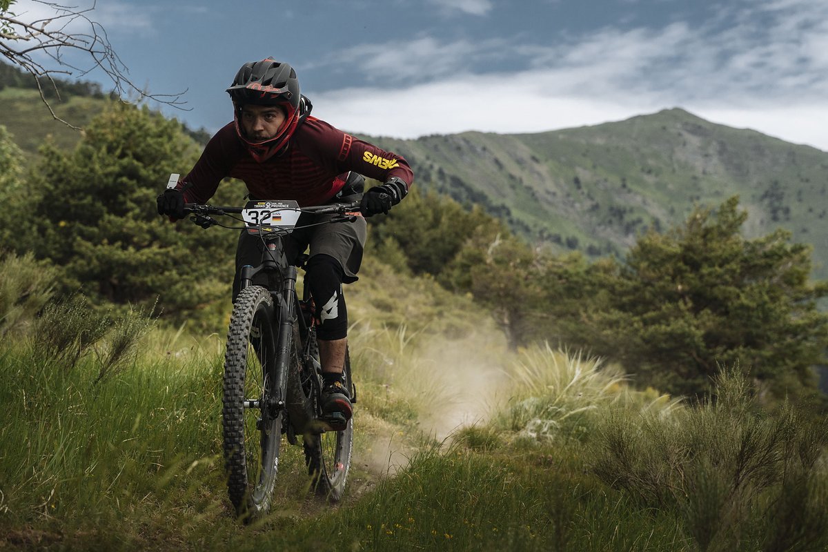 Für ein Vollgas-Enduro mit 160 mm Federweg tritt sich das Santa Cruz Megatower erstaunlich leichtfüßig Für ein Vollgas-Enduro mit 160 mm Federweg tritt sich das Santa Cruz Megatower erstaunlich leichtfüßig