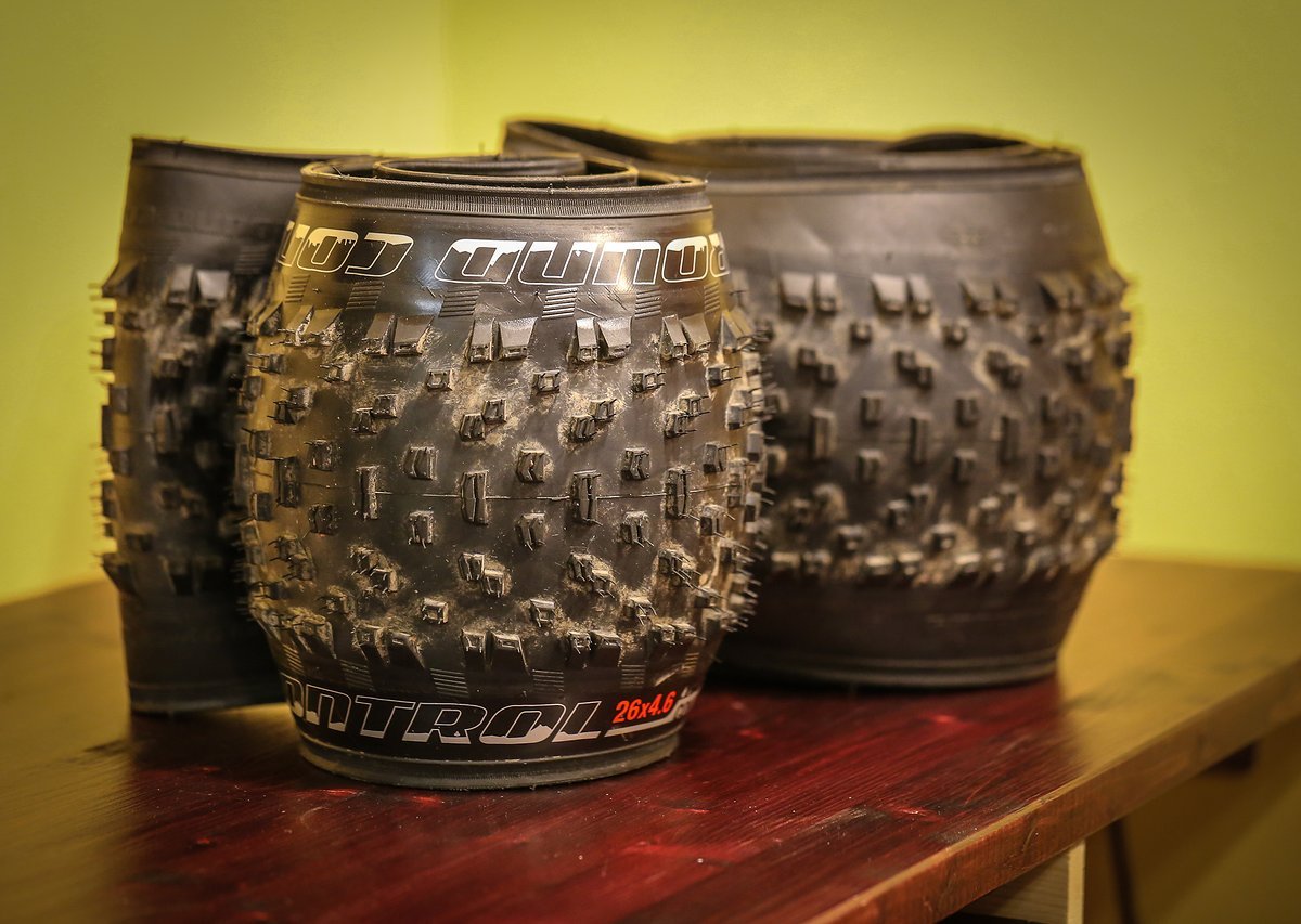 Womit beginnt der Aufbau eines Fat-Bikes? In meinem Fall sind es die 26 x 4,6" großen Specialized Ground Control Reifen Womit beginnt der Aufbau eines Fat-Bikes? In meinem Fall sind es die 26 x 4,6" großen Specialized Ground Control Reifen