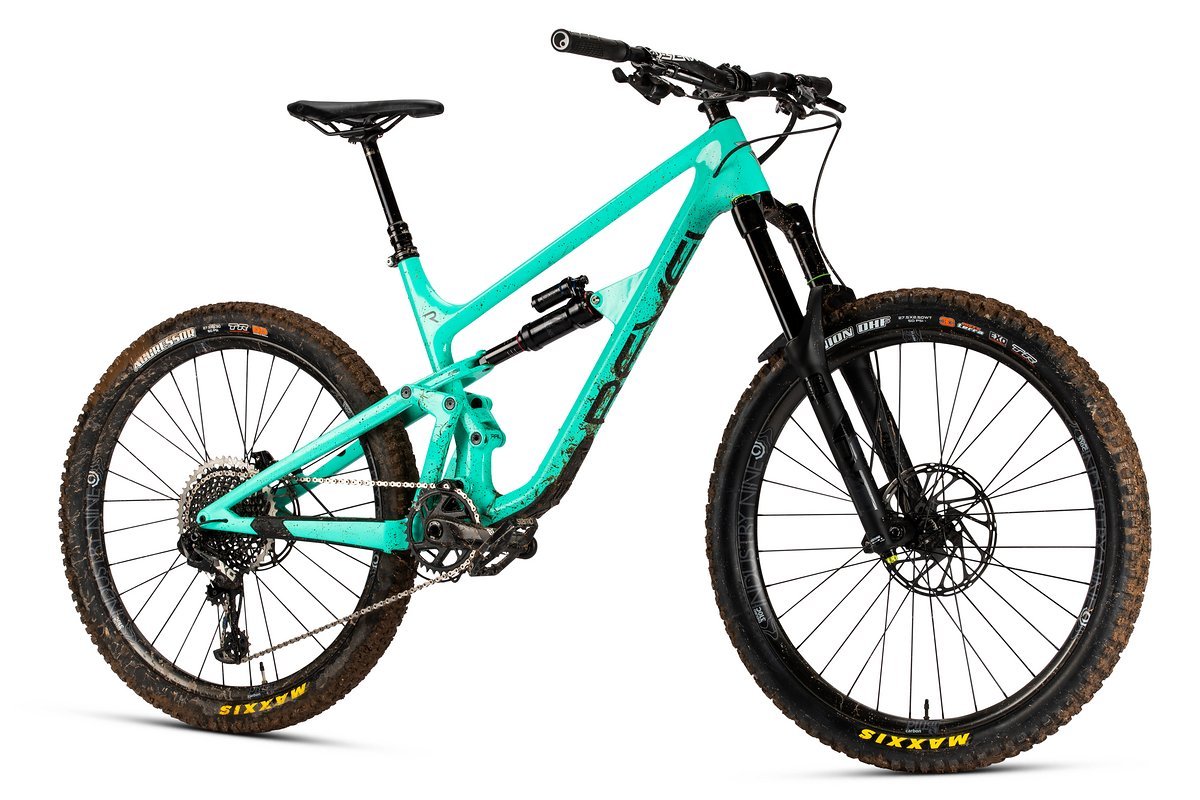Das Revel Bikes Rail rollt auf 27,5"-Laufrädern und kommt mit 165 mm Federweg am Heck und 170 mm an der Front. Das Revel Bikes Rail rollt auf 27,5"-Laufrädern und kommt mit 165 mm Federweg am Heck und 170 mm an der Front.