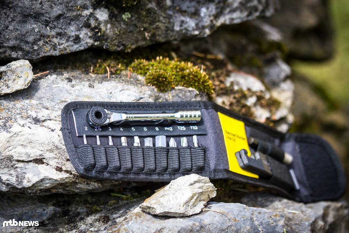 Inbuse in den Größe 2 bis 6, dazu ein PH2 Schraubendreher und zwei Torx Bits mit T10 und T25 komplettieren das Angebot Inbuse in den Größe 2 bis 6, dazu ein PH2 Schraubendreher und zwei Torx Bits mit T10 und T25 komplettieren das Angebot