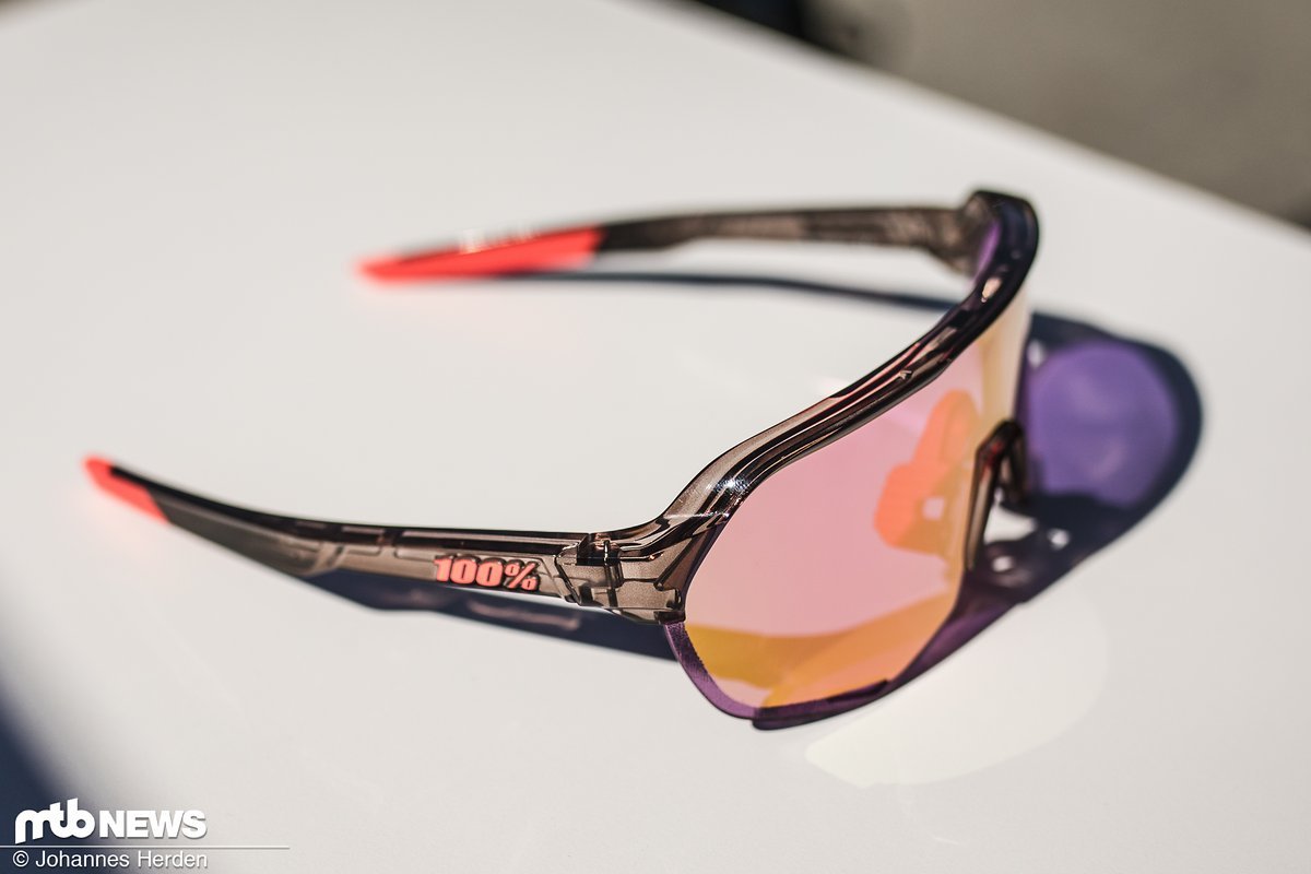 Die neue Brille gibt es in verschiedenen Konfigurationen und Linsen-Optionen Die neue Brille gibt es in verschiedenen Konfigurationen und Linsen-Optionen
