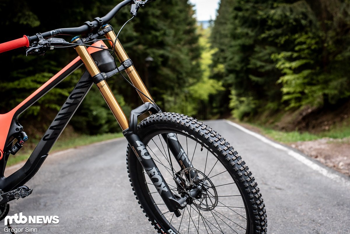 An der Front werkelt wie bei den meisten Bikes im Test die bewährte Fox 40 Factory-Federgabel mit 200 mm Federweg. An der Front werkelt wie bei den meisten Bikes im Test die bewährte Fox 40 Factory-Federgabel mit 200 mm Federweg.