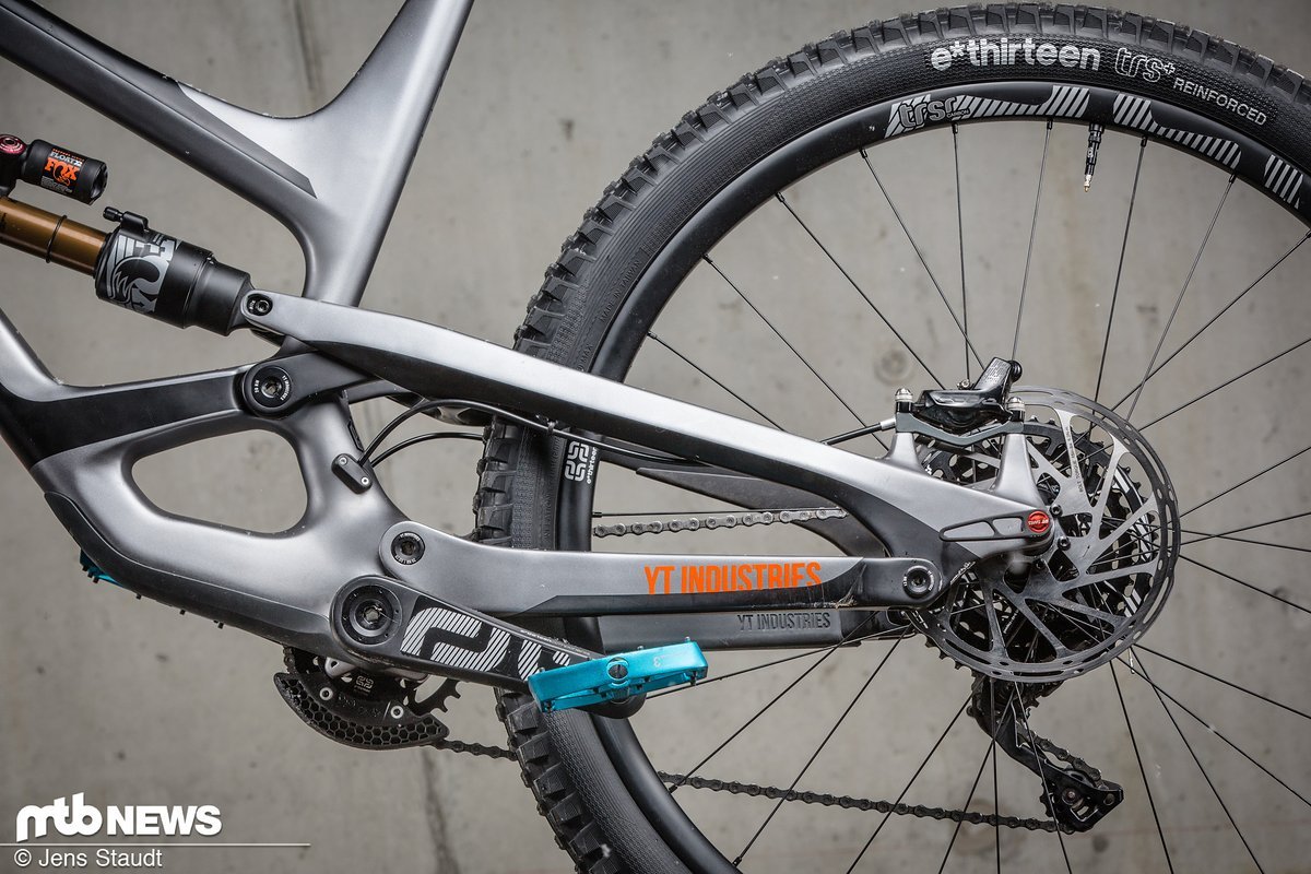 Auch am YT Capra 29 CF Pro Race setzt man nach wie vor auf das V4L-getaufte Hinterbausystem. Auch am YT Capra 29 CF Pro Race setzt man nach wie vor auf das V4L-getaufte Hinterbausystem.