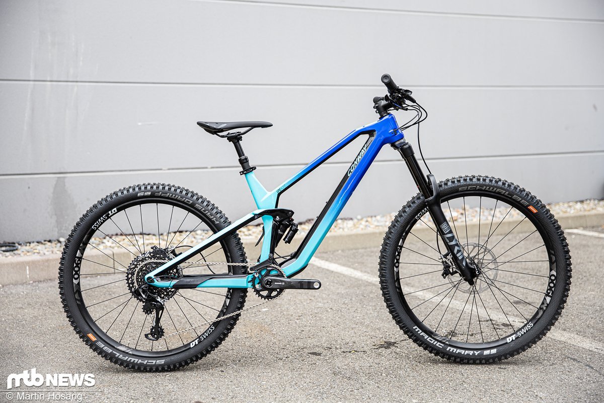 Das Conway WME setzt auf einen schicken Carbon-Rahmen und ist sowohl mit 29"- als auch mit 27,5"-Laufrädern erhältlich. Das Conway WME setzt auf einen schicken Carbon-Rahmen und ist sowohl mit 29"- als auch mit 27,5"-Laufrädern erhältlich.
