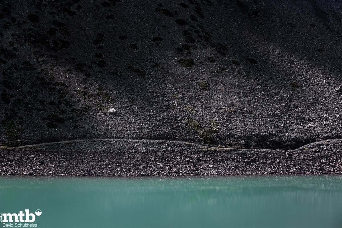 Nach einem schmalen Weg am Schutthang entlang kontrastiert der Älplisee in Pantone 308. Nach einem schmalen Weg am Schutthang entlang kontrastiert der Älplisee in Pantone 308.