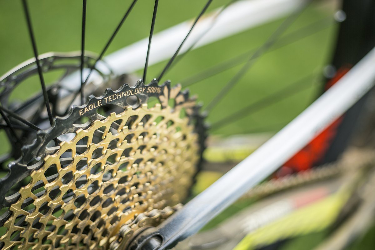 Gekonnt verdeckt wurden alle möglichen Blicke auf das Schaltwerk von Nino Schurters Bike - wohl kaum ein Zufall hinsichtlich der Gerüchte um eine elektronische Schaltung aus dem Hause SRAM Gekonnt verdeckt wurden alle möglichen Blicke auf das Schaltwerk von Nino Schurters Bike - wohl kaum ein Zufall hinsichtlich der Gerüchte um eine elektronische Schaltung aus dem Hause SRAM