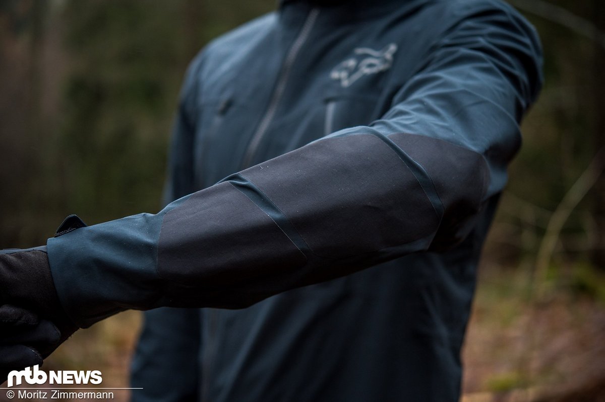 Abriebfeste Cordura-Panels an den Armen sollen die Jacke im Sturzfall oder bei Baumkontakt vor Beschädigung schützen. Abriebfeste Cordura-Panels an den Armen sollen die Jacke im Sturzfall oder bei Baumkontakt vor Beschädigung schützen.