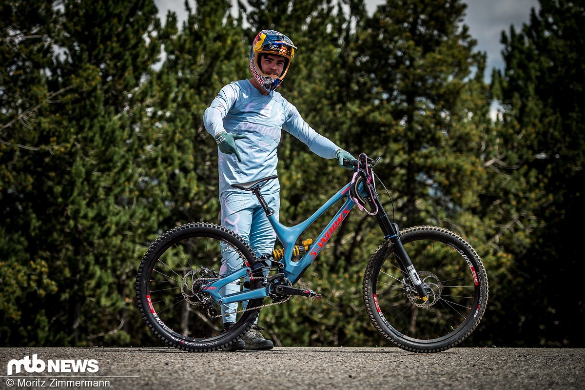 Specialized verzichtet 2019 auf die Dienste einer weiblichen Fahrerin und geht nur mit Loïc Bruni und Finn Iles an den Start. Specialized verzichtet 2019 auf die Dienste einer weiblichen Fahrerin und geht nur mit Loïc Bruni und Finn Iles an den Start.