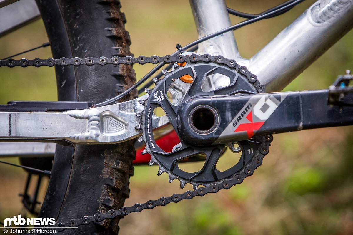 Das X01-Kettenblatt sieht nach über 1500 km noch passabel aus, die Kanten in den Zähnen sind noch nicht abgenutzt. Die Kurbel hat zwar Abriebspuren, diese befinden sich jedoch nur auf dem Kunststoff Das X01-Kettenblatt sieht nach über 1500 km noch passabel aus, die Kanten in den Zähnen sind noch nicht abgenutzt. Die Kurbel hat zwar Abriebspuren, diese befinden sich jedoch nur auf dem Kunststoff