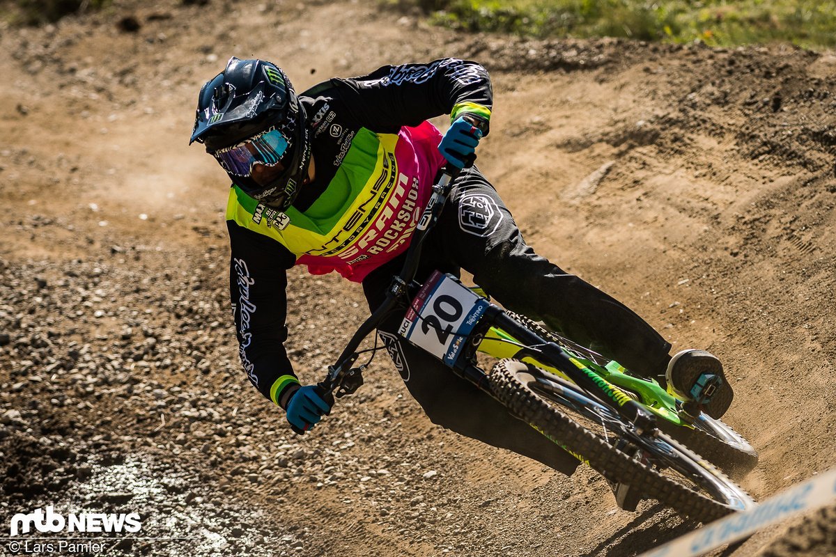 Charlie Harrison ist seit Mont-Sainte-Anne wieder in den Top 20 und fuhr fast den ganzen Tag mit seinen Intense-Teamkollegen. Charlie Harrison ist seit Mont-Sainte-Anne wieder in den Top 20 und fuhr fast den ganzen Tag mit seinen Intense-Teamkollegen.