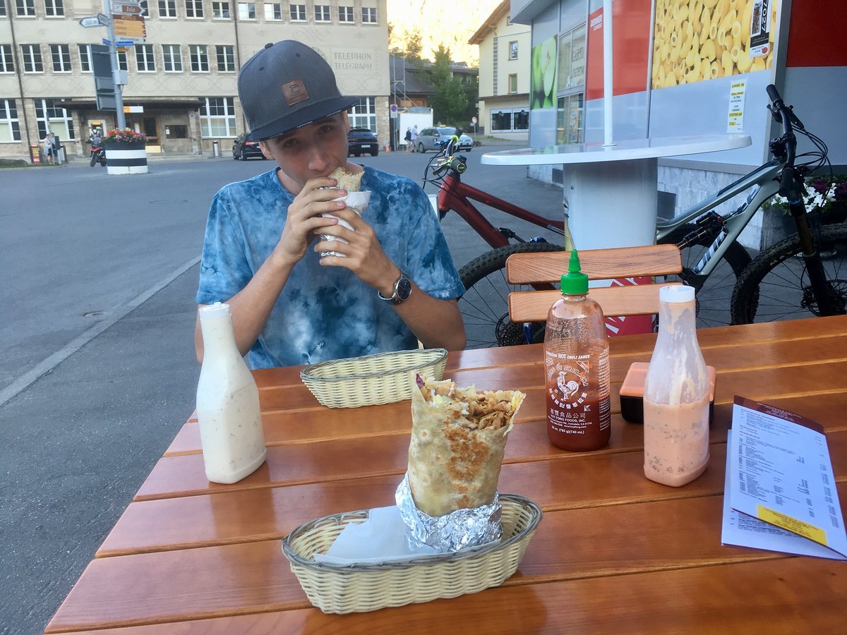 Als wir am Freitagabend ultra-ausgehungert ankommen, reicht unser Pausengeld gerade so für den teuersten Döner, den wir jemals gegessen haben Als wir am Freitagabend ultra-ausgehungert ankommen, reicht unser Pausengeld gerade so für den teuersten Döner, den wir jemals gegessen haben