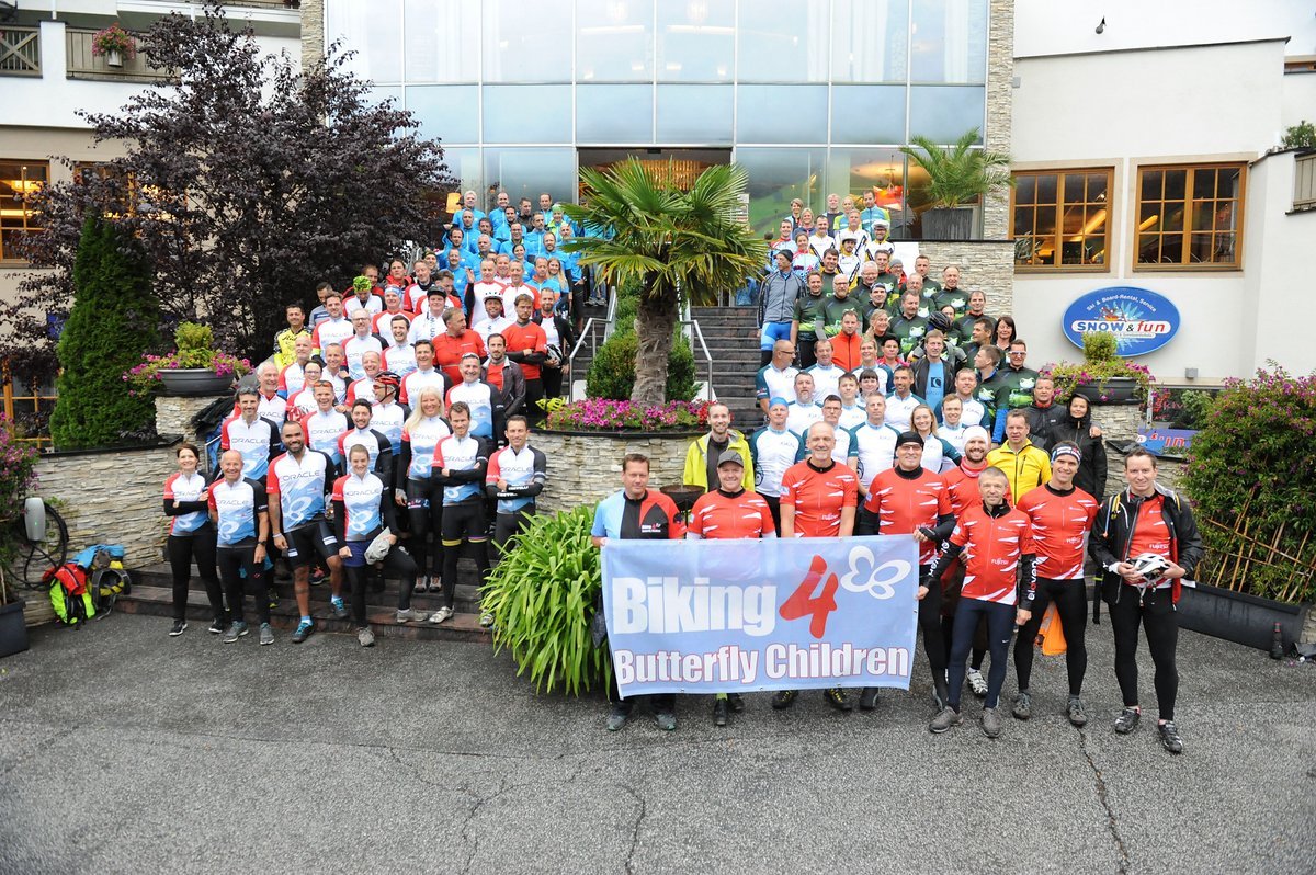 Biking 4 Butterfly Children: Von ihren Arbeitgebern gesponsert gehen diese Starterinnen und Starter für den guten Zweck an den Start Biking 4 Butterfly Children: Von ihren Arbeitgebern gesponsert gehen diese Starterinnen und Starter für den guten Zweck an den Start