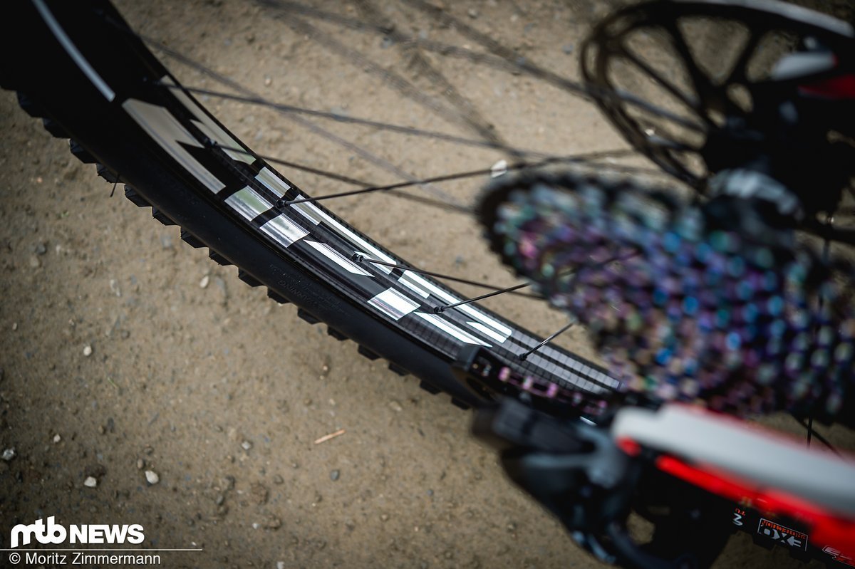 Ebenfalls aus dem SRAM-Konzern stammen die edlen Zipp Moto-Carbon-Felgen Ebenfalls aus dem SRAM-Konzern stammen die edlen Zipp Moto-Carbon-Felgen