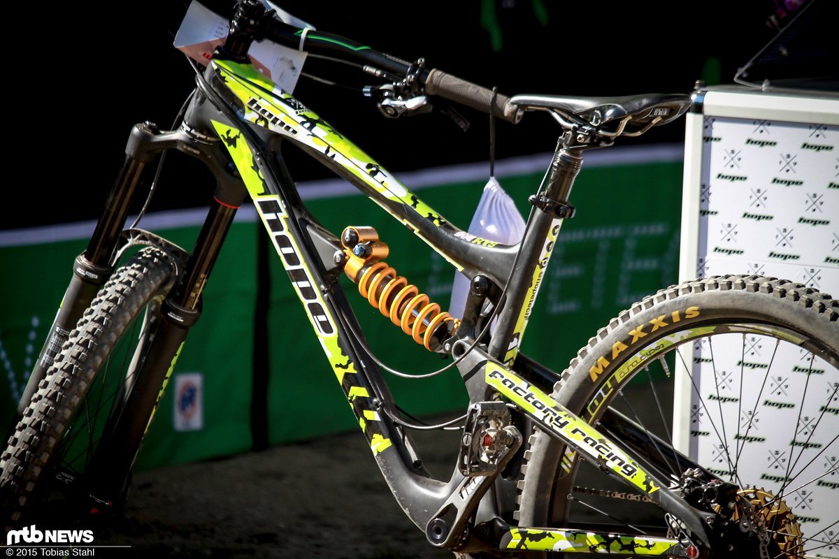 Ein Santa Cruz Nomad Custom-Aufbau des Hope Factory Racing Teams Ein Santa Cruz Nomad Custom-Aufbau des Hope Factory Racing Teams