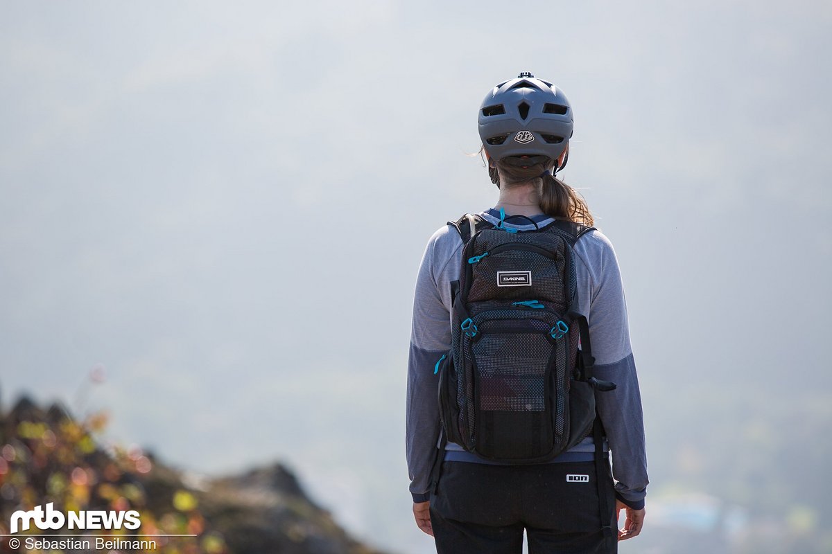 Der Dakine Womens Drafter 14 l ist ein schickes Raumwunder, das ein interessantes Raumkonzept bietet Der Dakine Womens Drafter 14 l ist ein schickes Raumwunder, das ein interessantes Raumkonzept bietet