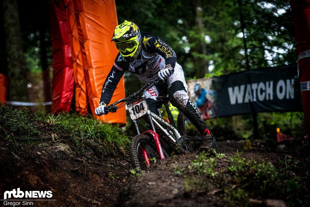 Neben seiner Rolle als Entwicklungsfahrer ist Erik Irmisch selbst aktiver Rennfahrer für sein "Team Racing Dudes". Neben seiner Rolle als Entwicklungsfahrer ist Erik Irmisch selbst aktiver Rennfahrer für sein "Team Racing Dudes".