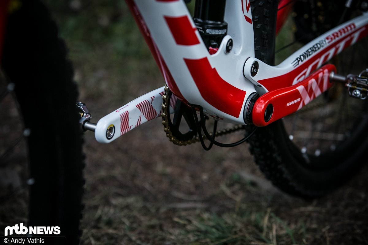 Teamsponsor SRAM spendierte sogar eine passende Kurbel, die auf der rechten Seite einen weißen Kurbelarm besitzt und auf der linken einen roten Teamsponsor SRAM spendierte sogar eine passende Kurbel, die auf der rechten Seite einen weißen Kurbelarm besitzt und auf der linken einen roten