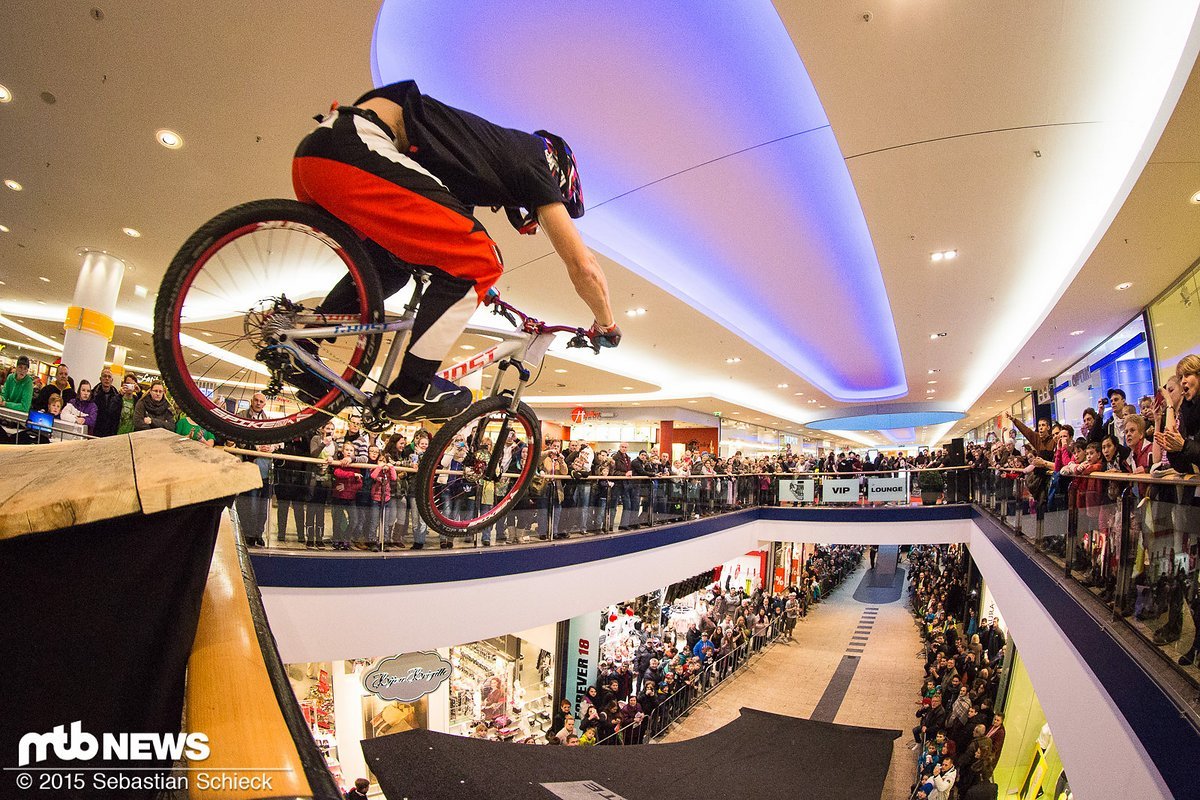 Seit längerer Zeit das erste Mal wieder bei einem Rennen auf einem Hardtail unterwegs, heizte Johannes Fischbach dem Favoriten Tomas Slavik in Berlin kräftig ein. Seit längerer Zeit das erste Mal wieder bei einem Rennen auf einem Hardtail unterwegs, heizte Johannes Fischbach dem Favoriten Tomas Slavik in Berlin kräftig ein.